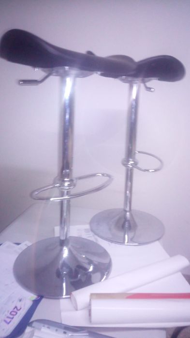 Banco bar em couro com amortecedor