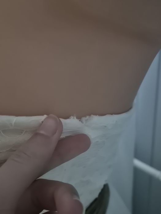 Delikatna sukienka biała ze złotym paskiem z mała wadą S