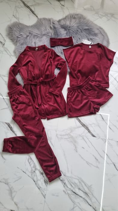 Знову в наявності стильні вілюрові піжами