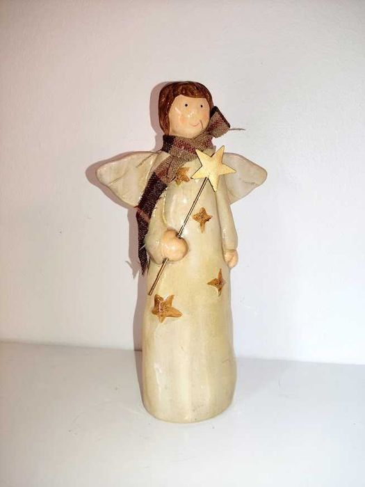 Anjo em cerâmica vidrada com adereço em tecido