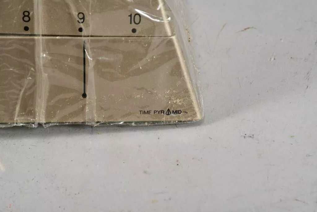 Zegar biurkowy w kształcie piramidy Time Pyramid 1988 Quartz ORYGINAL