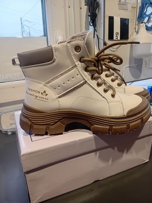 Продам  женские зимние ботинки., 38 размер,  но по стельке 24см