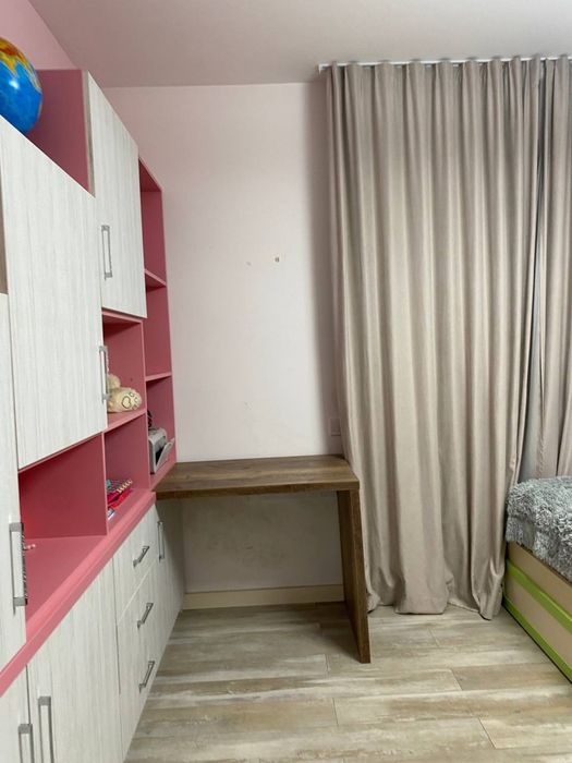 Меблі для дитячої кімнати: шафи, стіл, полиці