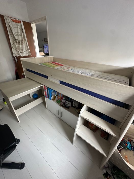 Cama com secretária para estudos