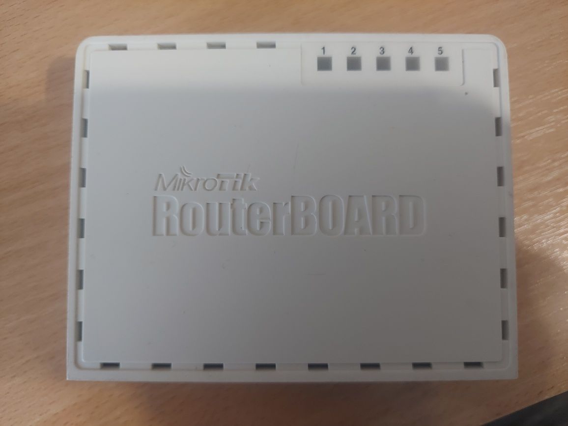 Роутер Mikrotik RB750