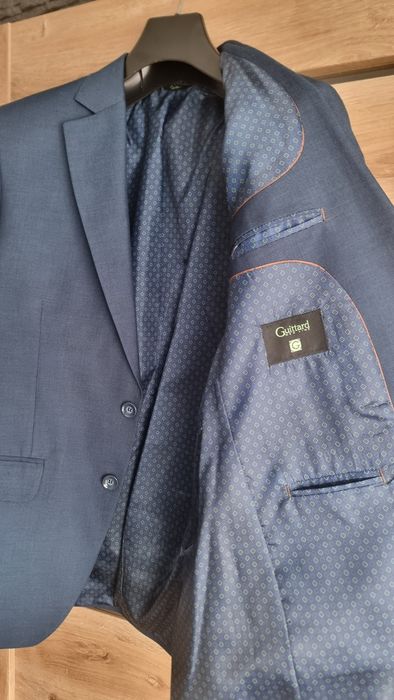 Garnitur męski, koszula gratis.