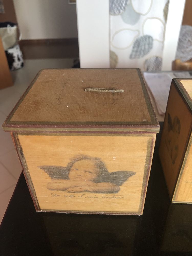 Ozdobne drewniane pudełka z amorkami