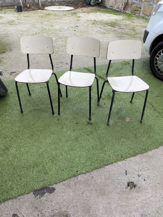 Cadeiras brancas