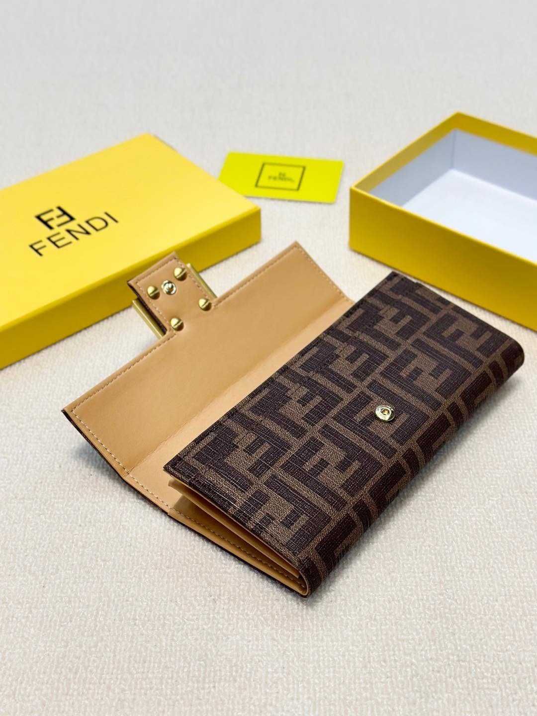 Portfel Fendi ze skóry bydlęcej