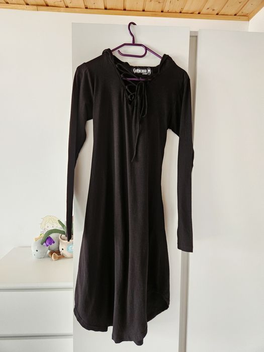 Sukienka gotycka z kapturem wiązana z tyłu czarna EMP Shop goth style