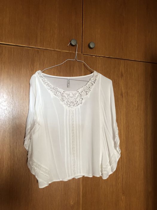 Camisa riscas azul Mango e Blusa Branca