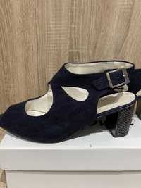 Buty na obcasie  r.39