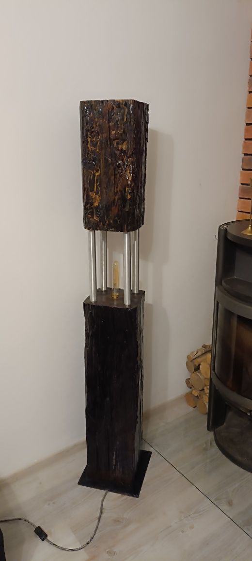 Lampa stojąca ze starej belki
