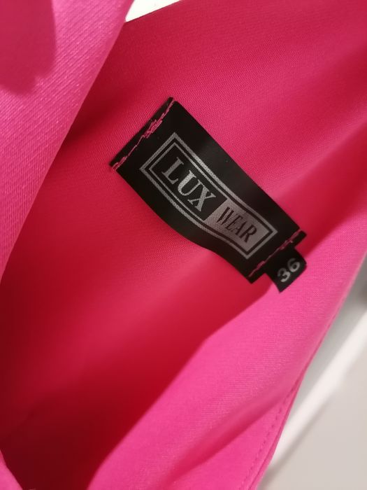 Różowa klasyczna sukienka