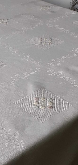 Obrus biały satynowy wzór oraz hafty