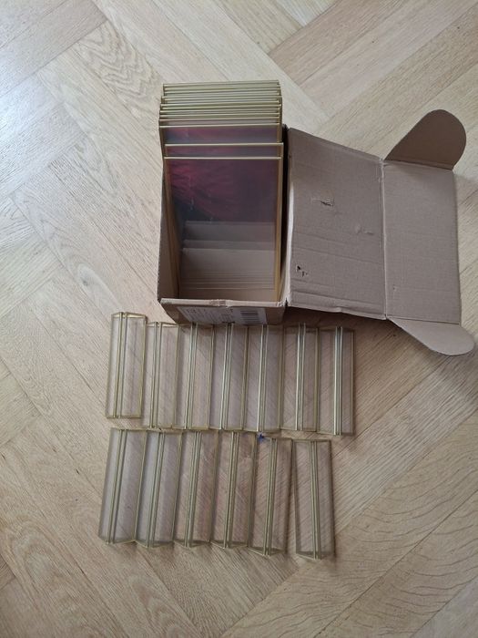 Znaczniki na stoły przezroczyste ze złotą ramką 13 szt