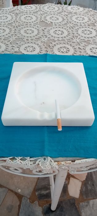 Cinzeiro em mármore branco polido