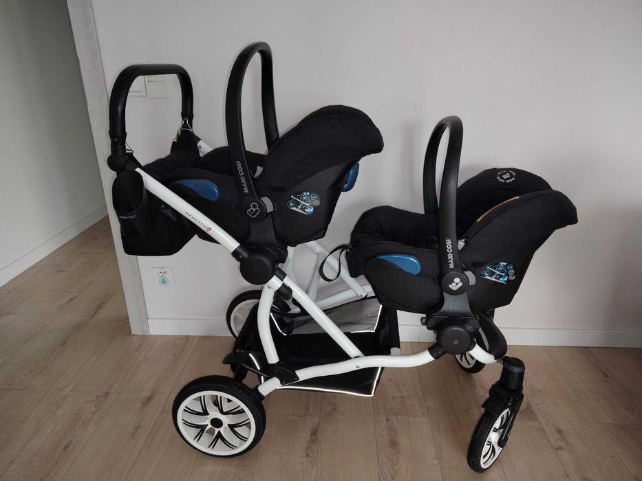 Stelaż BEBETTO  z fotelikami Maxi Cosi Citi i akcesoriami
