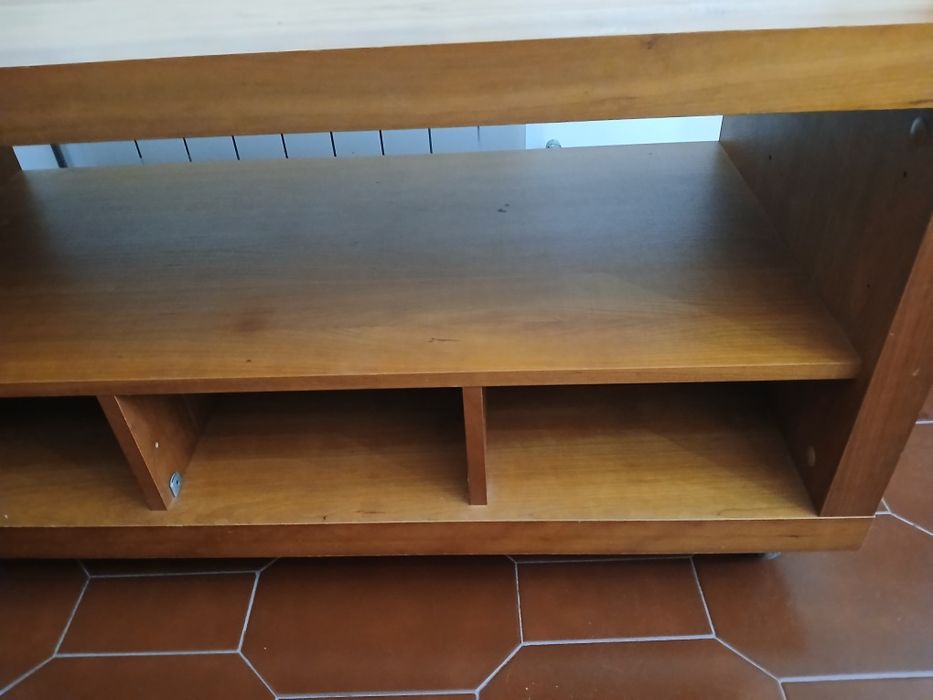 Mesa TV com rodas