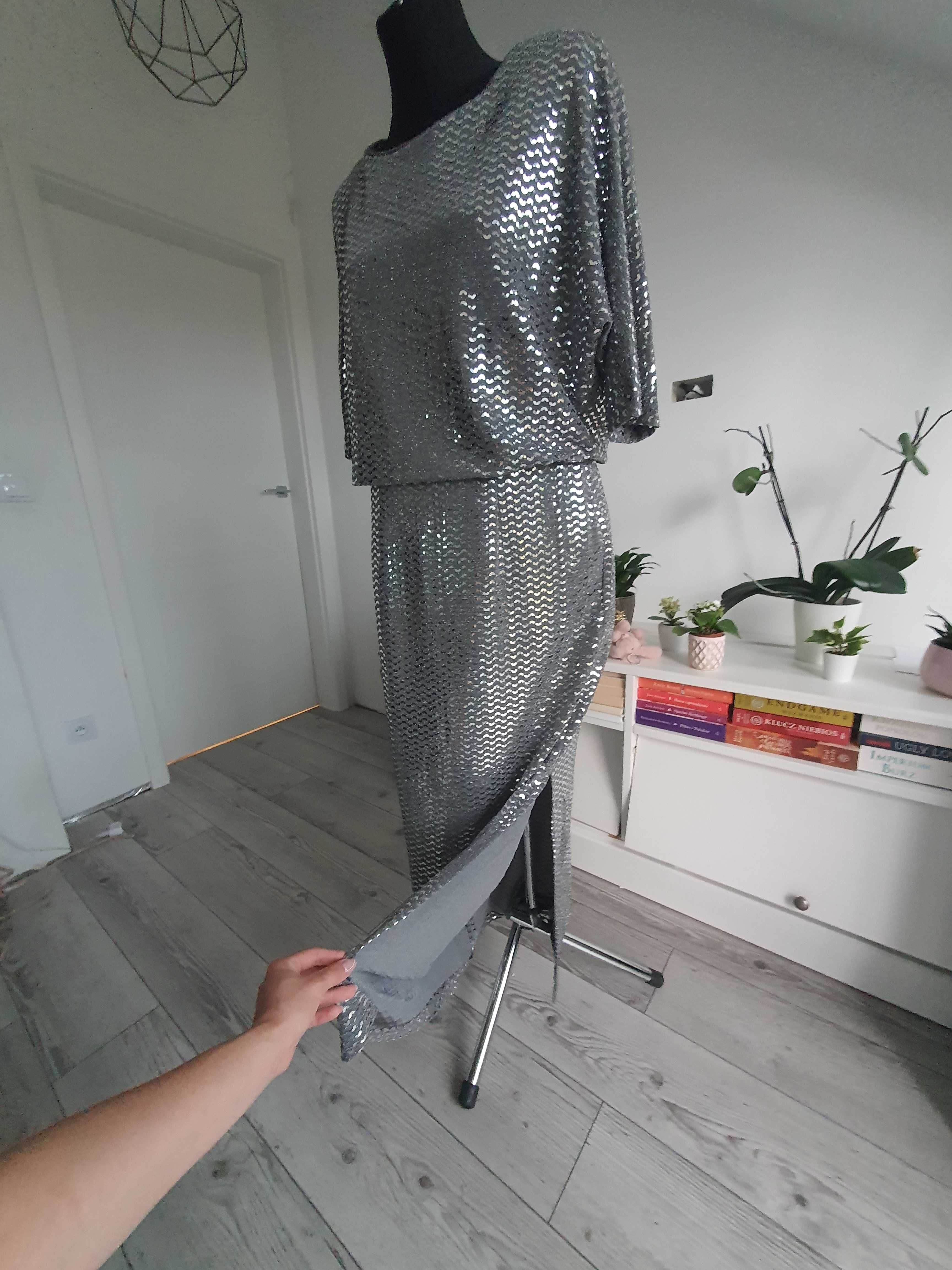 Długa srebrna sukienka plus size cekiny wycięcie na nogę Paula Picassa