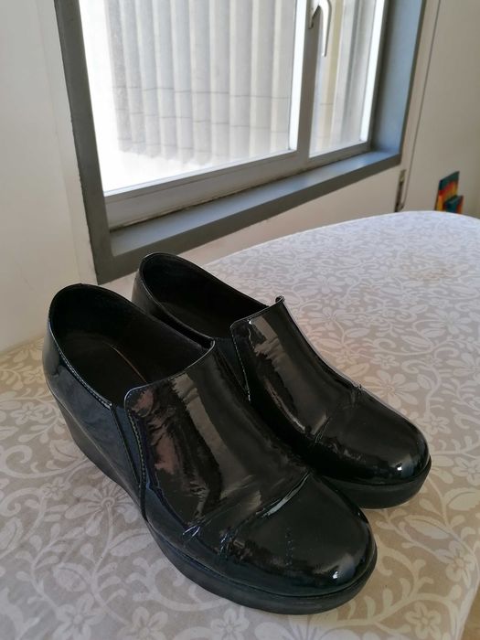 Vendo Sapatos de senhora muito bonitos como novos