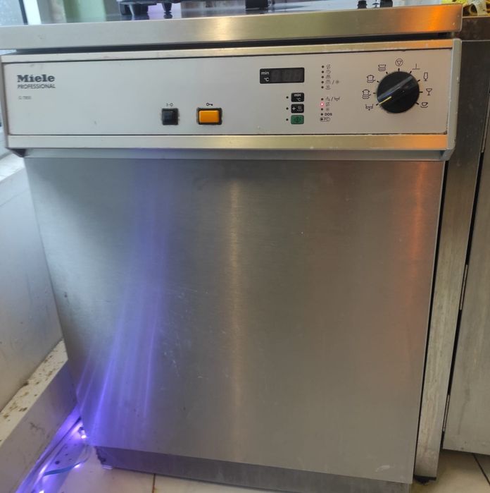 Máquina de loiça profissional