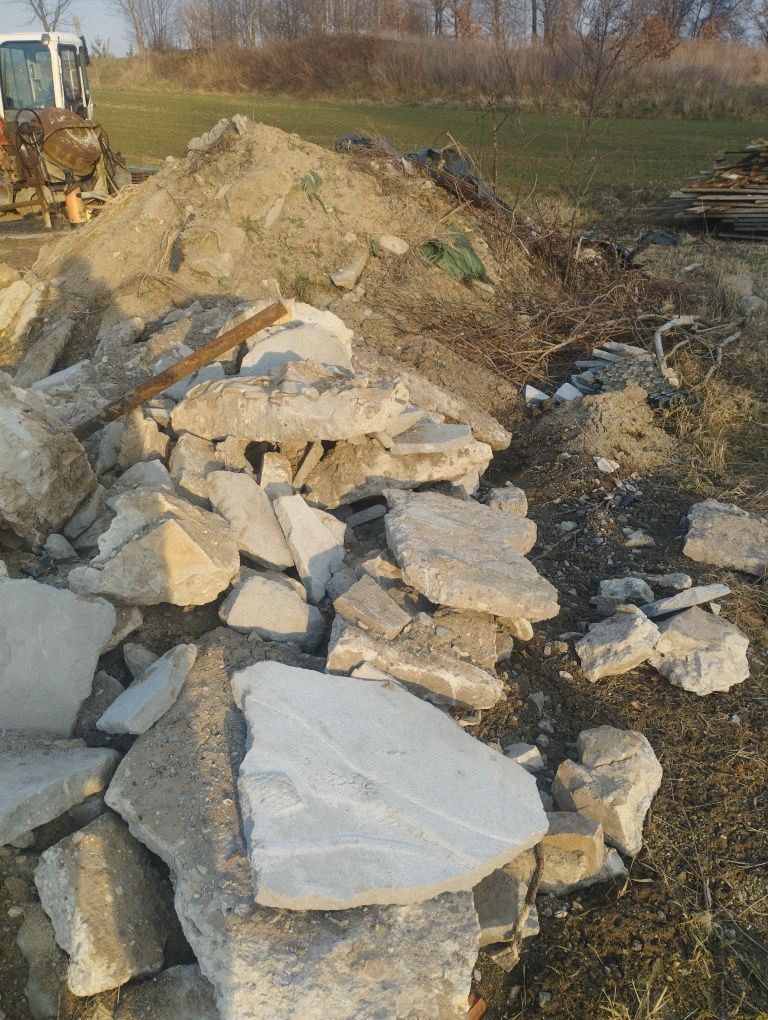 Ładny betonowy gruz na utwardzenie wjazdu pod budowę tanio