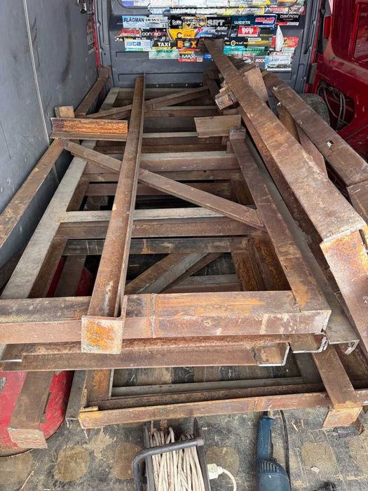 Металевий кут. Стелаж порізаний товщина кута 5-6мм. Дуже міцний