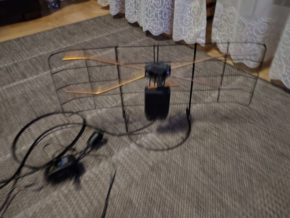 Antena pokojowa siatkowa że wzmacniaczem