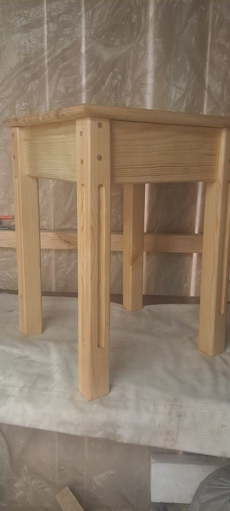 Табуретка  дерев'яна. Продам.