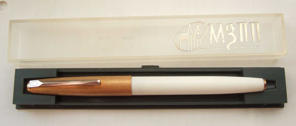 Перова ручка АР-19 з позолоченим ковпачком. Пише м'яко і тонко