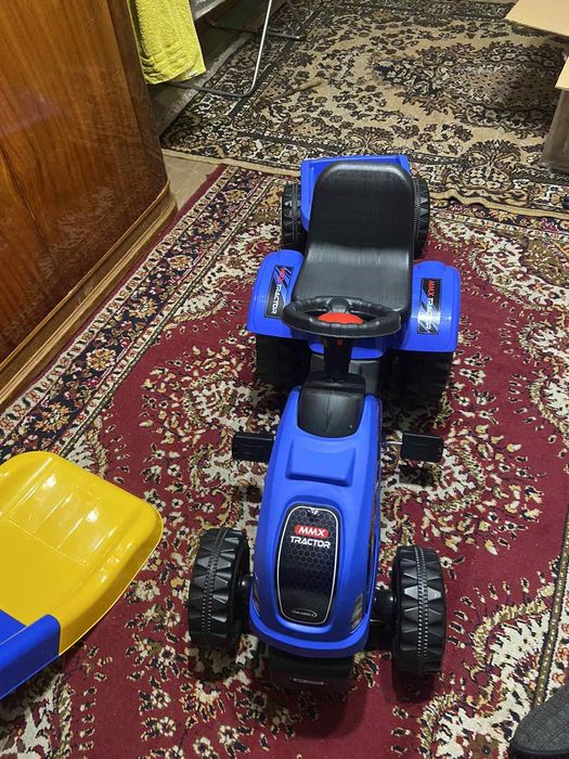Трактор з причепом педальний