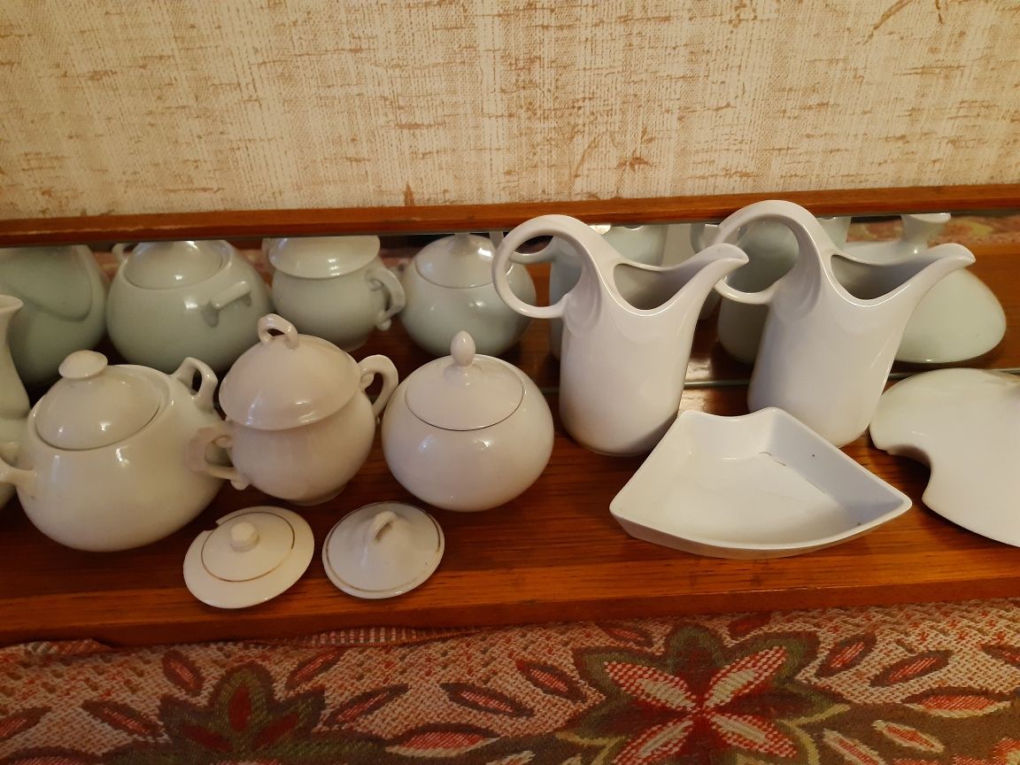 Посуда белая фарфоровая :чайник,сахарницы, сливочники  салатник,крышки