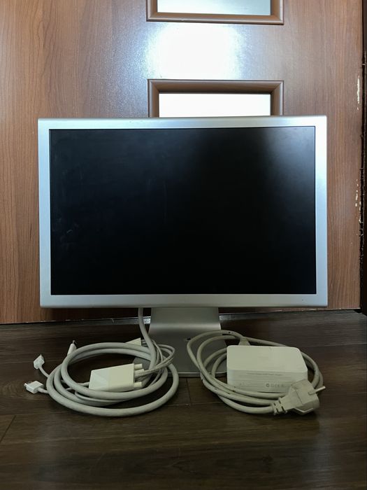 Monitor Apple Cinema Display 23” z zasilaczem i wszystkimi koncowkami