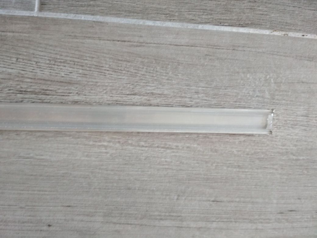 Profil aluminiowy do taśmy LED z przeźroczystą przesłoną.