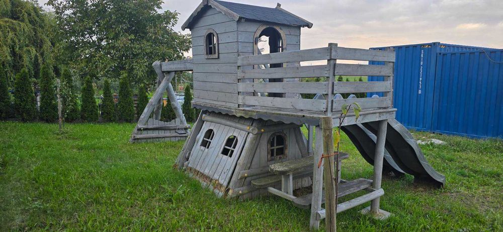 Plac zabaw - 2 huśtawka, 2x zjeżdżalnia, 2 domki