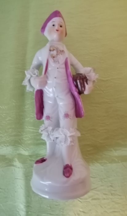 Estatueta Vitoriana de porcelana colonial.