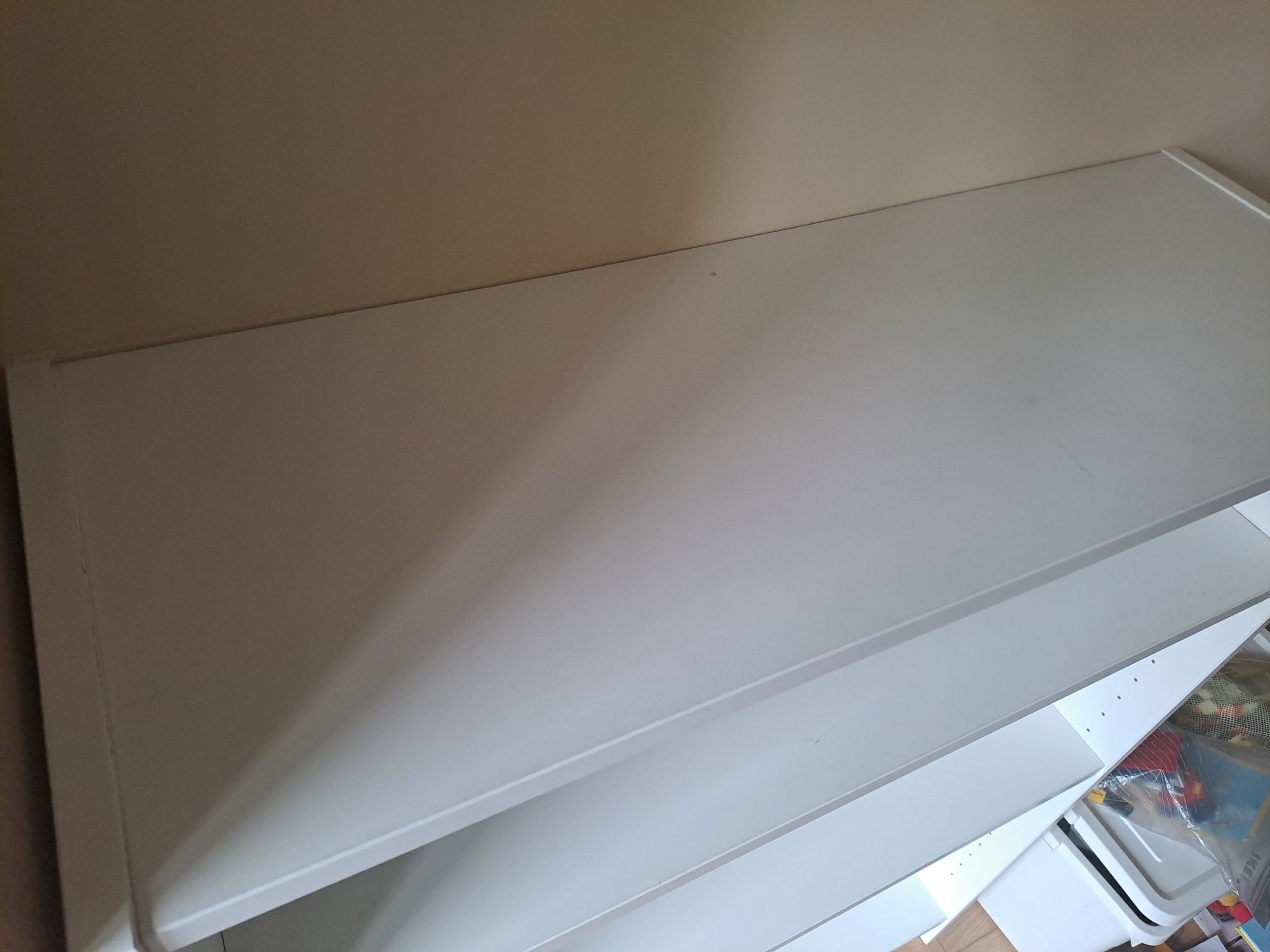 Dwa białe regały Ikea