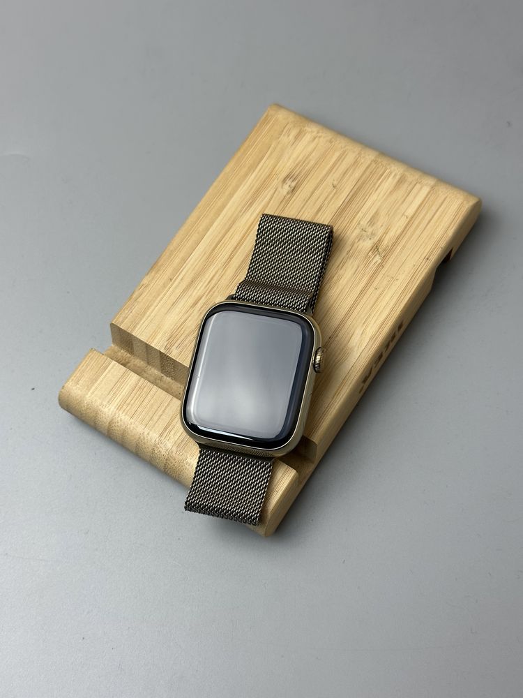 Apple Watch 8 + LTE 45mm Gold Steel Case w. Milanese Loop Gold