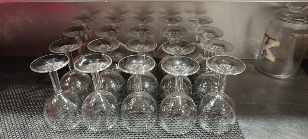Jarra de vinho,  loiça de barro, taças, tachos , pratos ,travessas