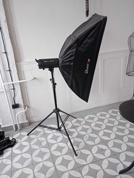Wyposażenie studia fotograficznego - lampy, pantografy, softboxy