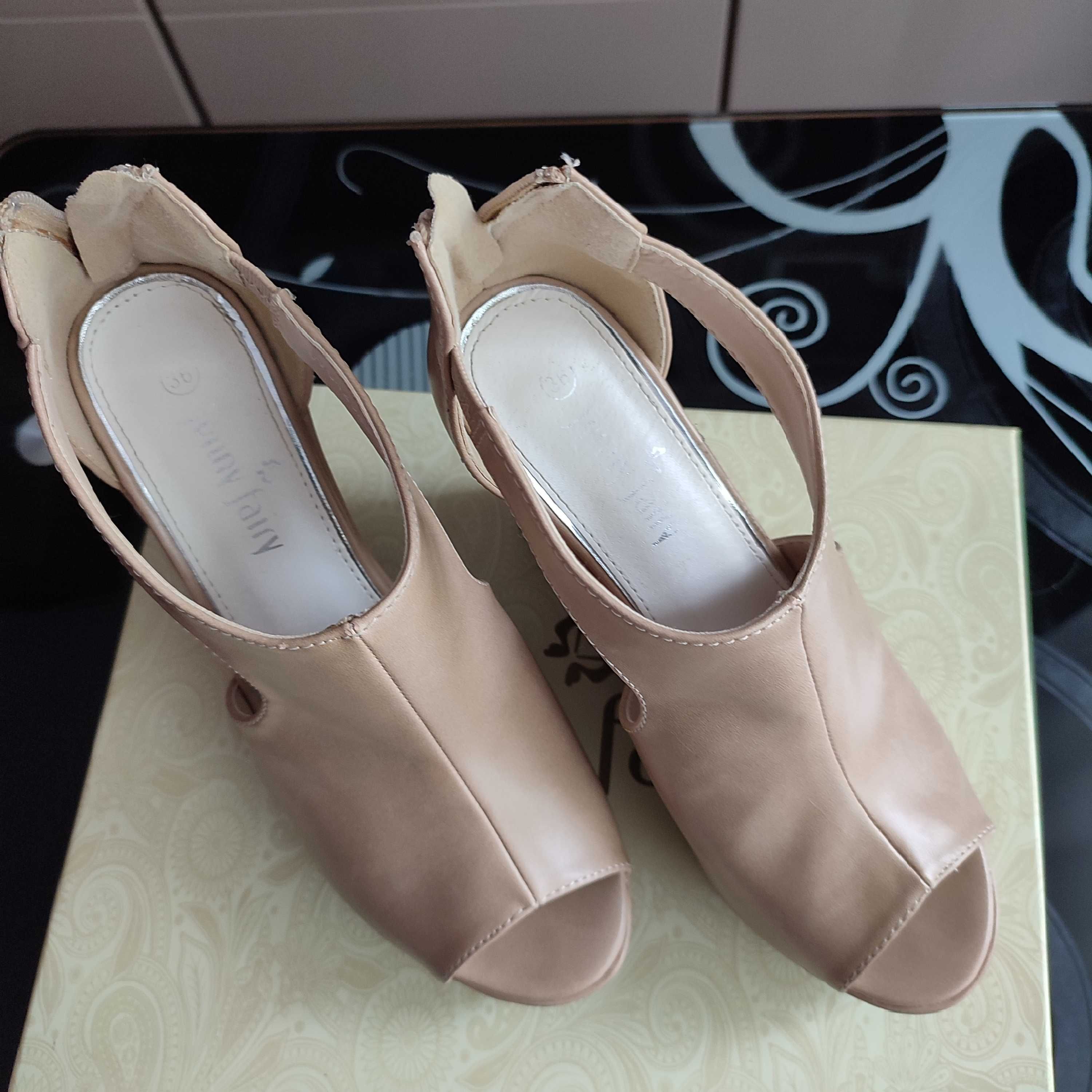 Buty na koturnie r.36