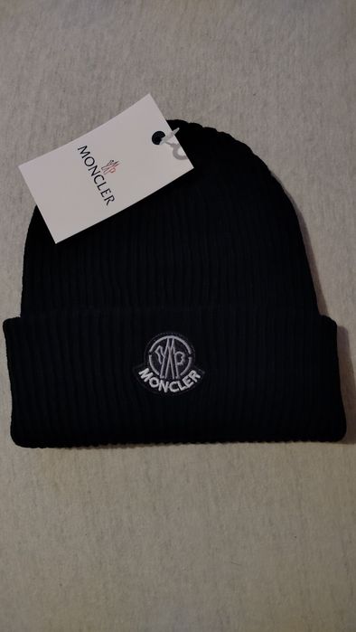 Czarna Czapka Moncler z czarnym logiem