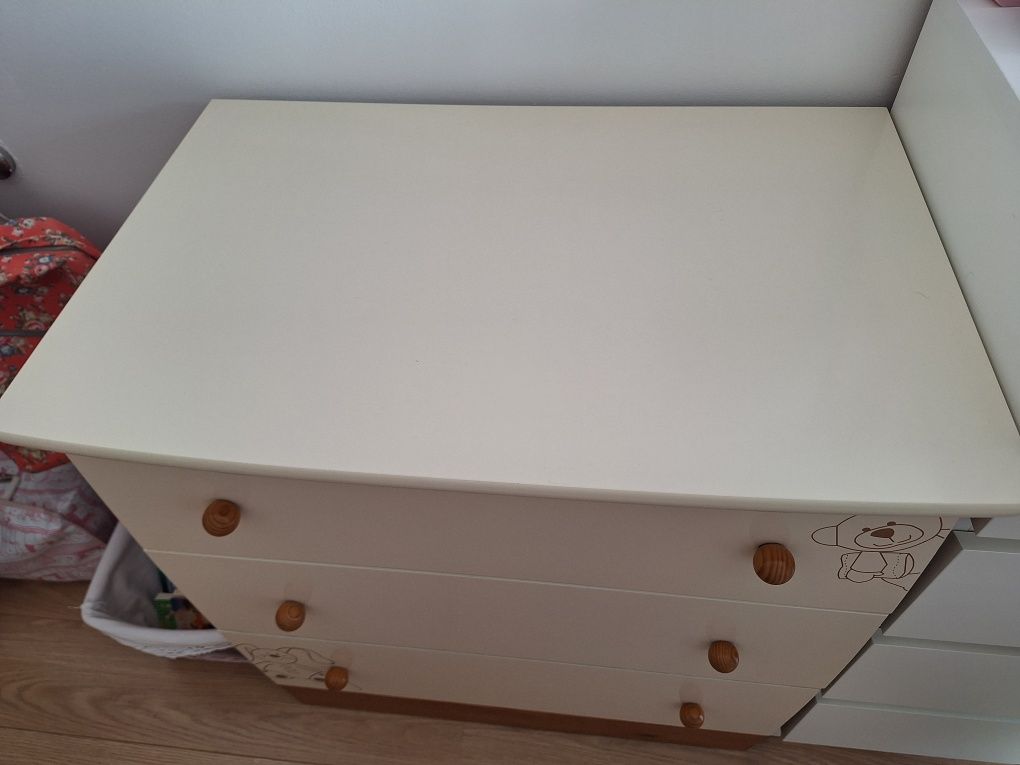 Berço, cómoda colchão e resguardo, para quarto de bebé