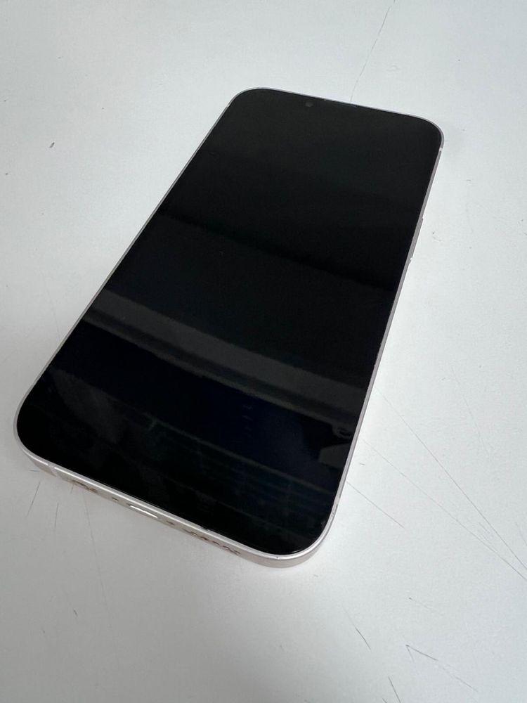 Phone 13 com 87 de bateria ñao ta riscado