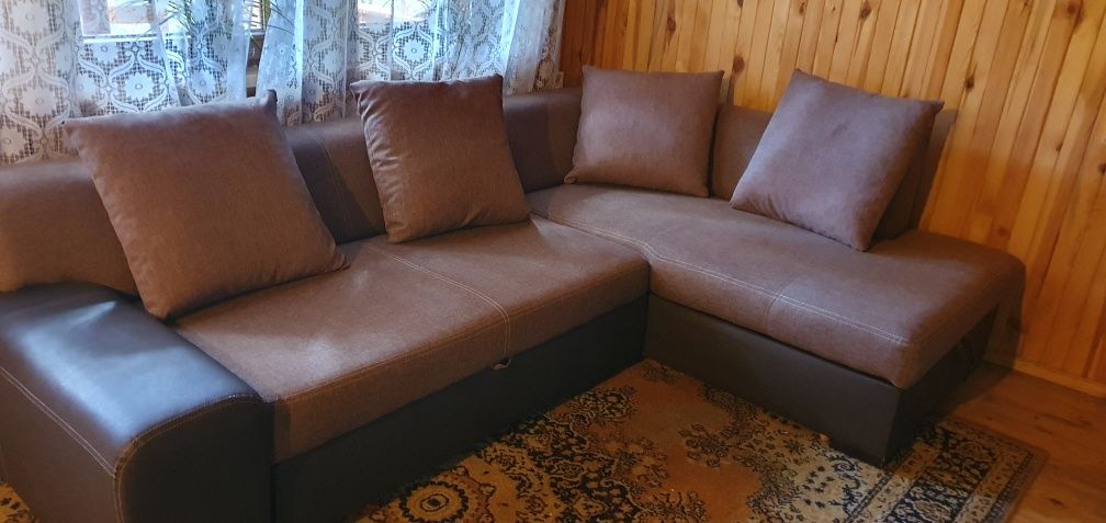 Narożnik z funkcją spania i pojemnikiem plus poduchy