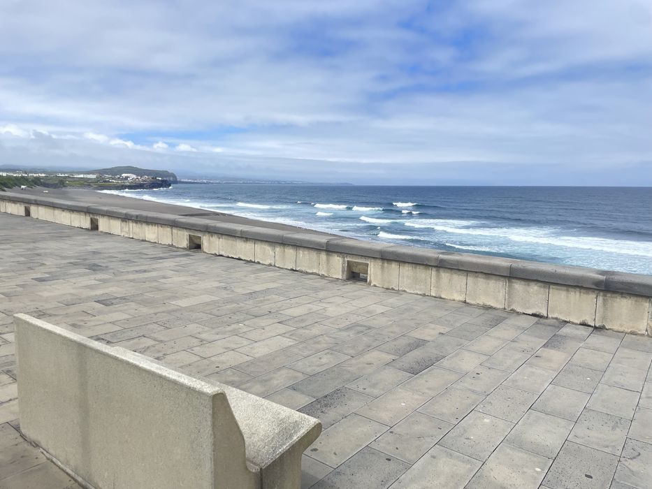 Moradia T2, com quintal e vista para a ribeira e para o mar