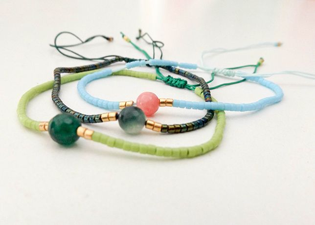 Pulseiras femininas de pulso delicadas e vistosas com look divinal