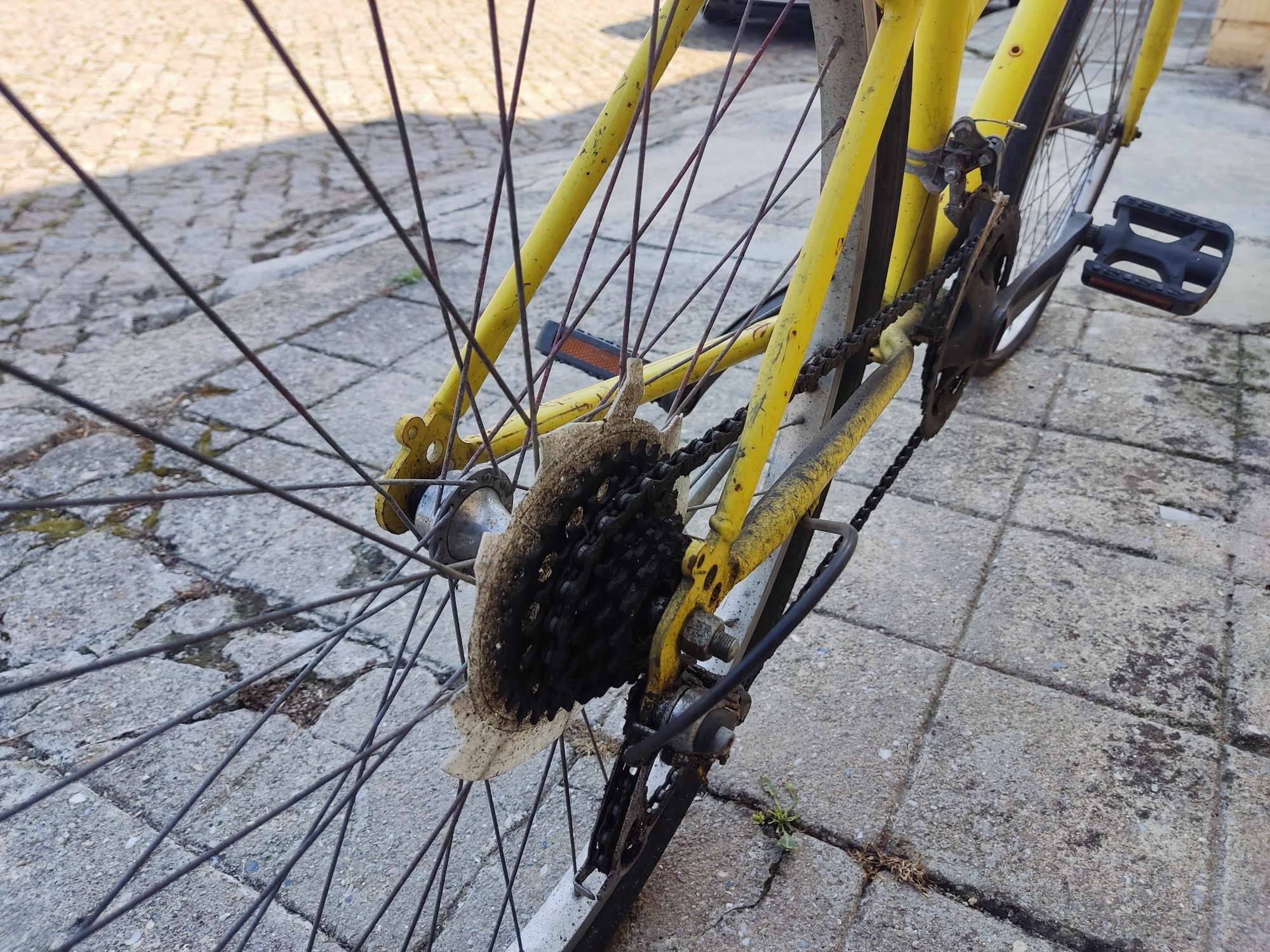 Bicicleta usada para restaurar ou peças