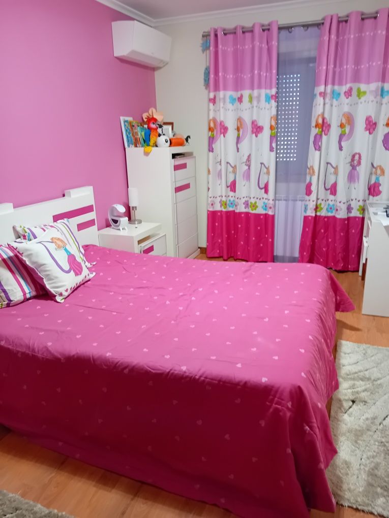 Vendo edredão almofadas, cortinas quarto e candieiro de teto.  menina